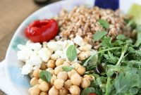 Zesty Mediterranean Farro Salad with Arugula and Chickpeas